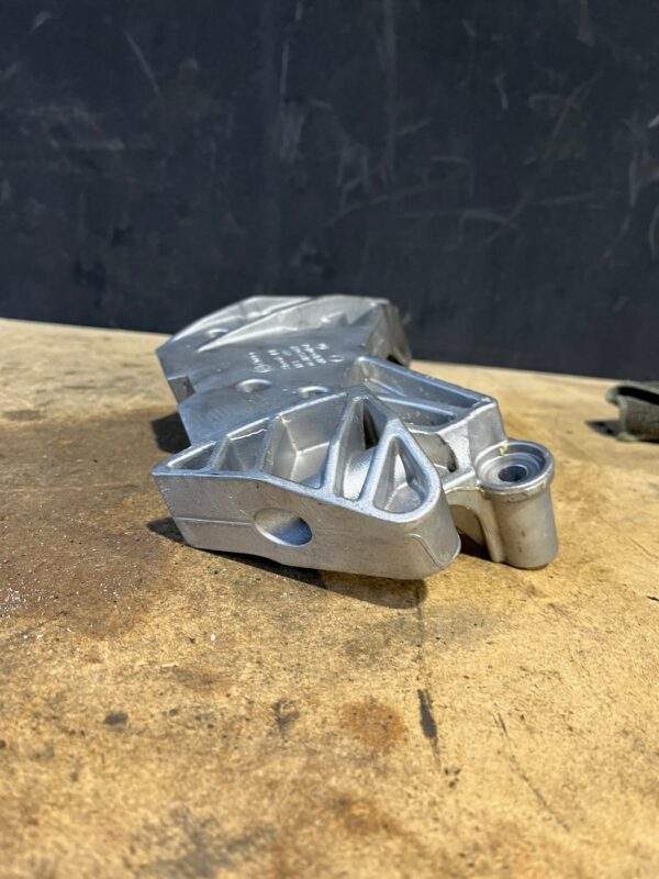 Audi Volkswagen Engine Support Bracket Mount 06J 199 207 P