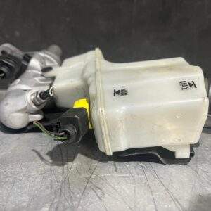 Volkswagen Audi Brake Master Cylinder 8E0 611 021 - Image 3