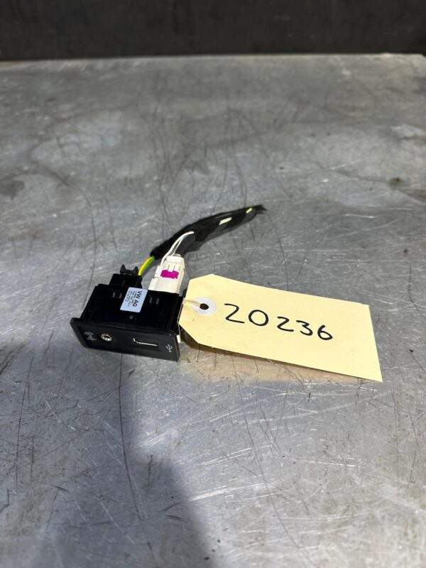 Volkswagen Mk7 Golf USB Port Interface 5G0 035 222 C