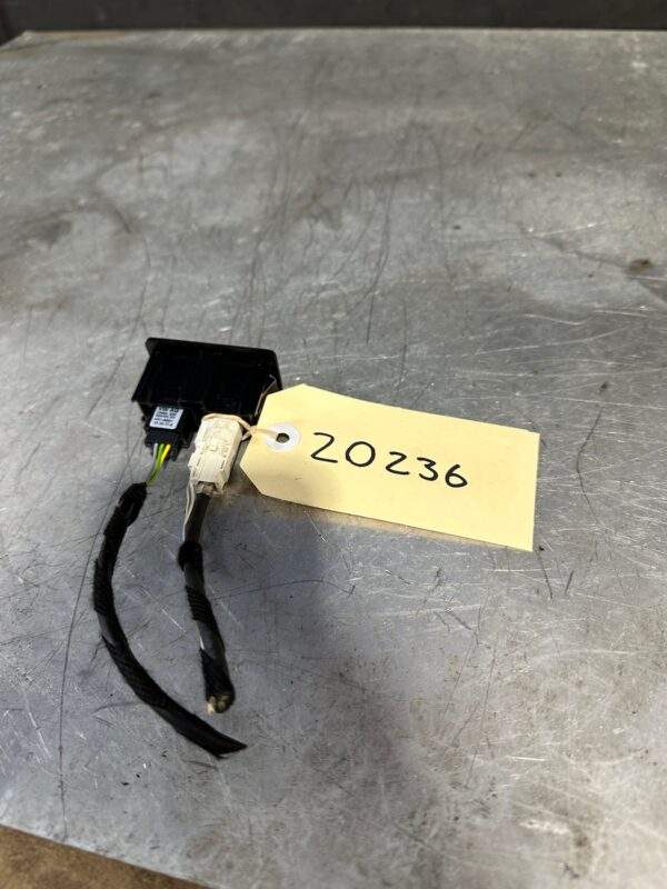 Volkswagen Mk7 Golf USB Port Interface 5G0 035 222 C