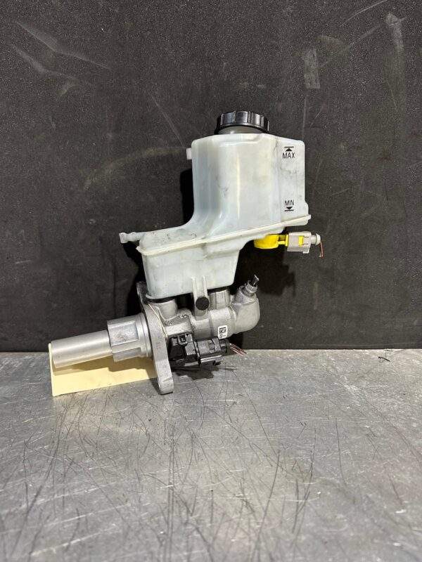 Volkswagen Golf Mk7 R Brake Master Cylinder 5Q2 611 301, 1K0 945 459 A