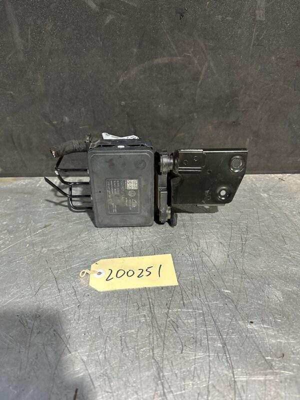 Volkswagen Golf Mk7 R ABS Pump 5Q0 907 379 AB
