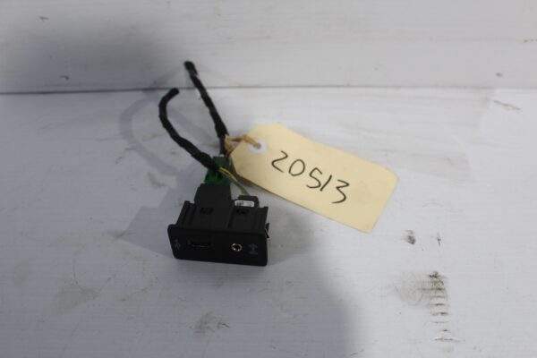Volkswagen Mk7 Golf USB Port Interface 5G0 035 222 E