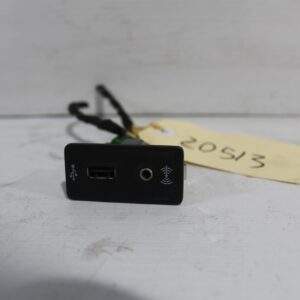 Volkswagen Mk7 Golf USB Port Interface 5G0 035 222 E - Image 2