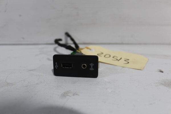 Volkswagen Mk7 Golf USB Port Interface 5G0 035 222 E