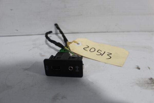 Volkswagen Mk7 Golf USB Port Interface 5G0 035 222 E
