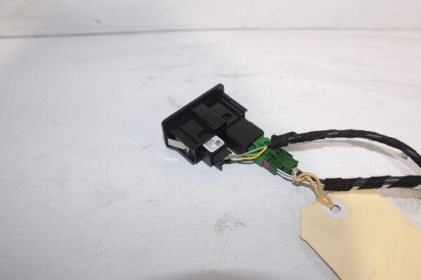 Volkswagen Mk7 Golf USB Port Interface 5G0 035 222 E