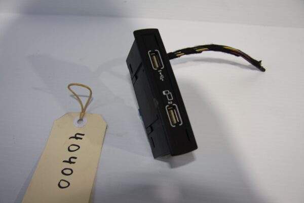 Mercedes Benz A CLA GLA CLE Class USB Connection Hub A172 820 20 00