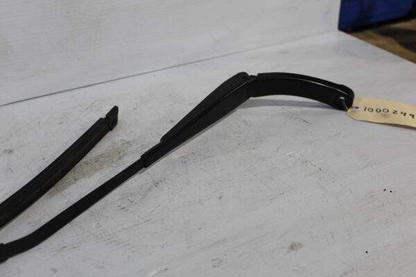 Audi 8V A3 S3 RS3 Front Right Wiper Arm 8V2 955 408 B