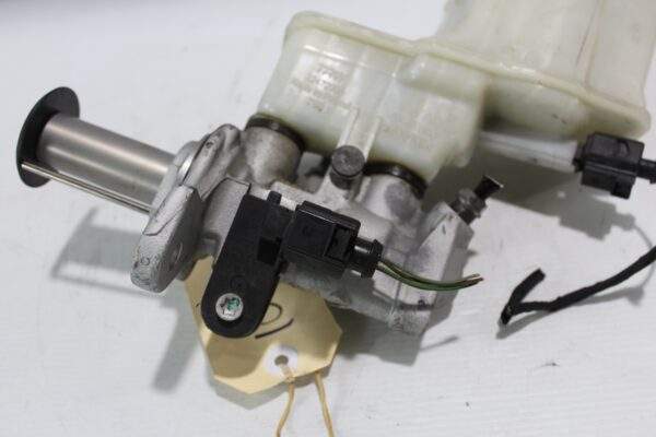 Audi 8 A3 S3 RS3 / Volkswagen Mk7 Golf Brake Master Cylinder 5Q2 611 301 G