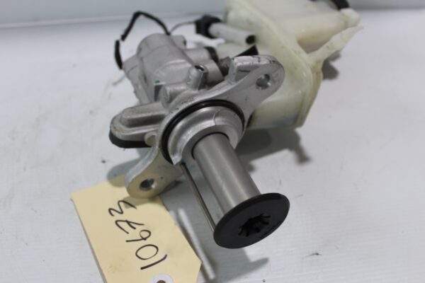 Audi 8 A3 S3 RS3 / Volkswagen Mk7 Golf Brake Master Cylinder 5Q2 611 301 G