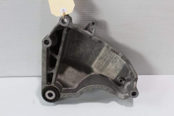 Mercedes Benz W176 W117 A45 CLA45 M133 Engine Mount Bracket A2702230002