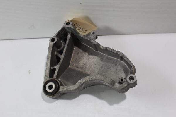 Mercedes Benz W176 W117 A45 CLA45 M133 Engine Mount Bracket A2702230002