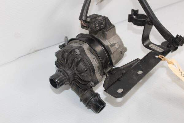 Mercedes Benz W176 W117 A45 CLA45 AMG Auxiliary Coolant Water Pump A0005001986