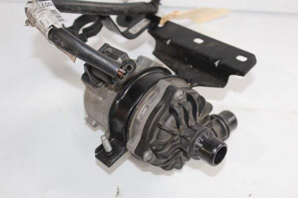 Mercedes Benz W176 W117 A45 CLA45 AMG Auxiliary Coolant Water Pump A0005001986