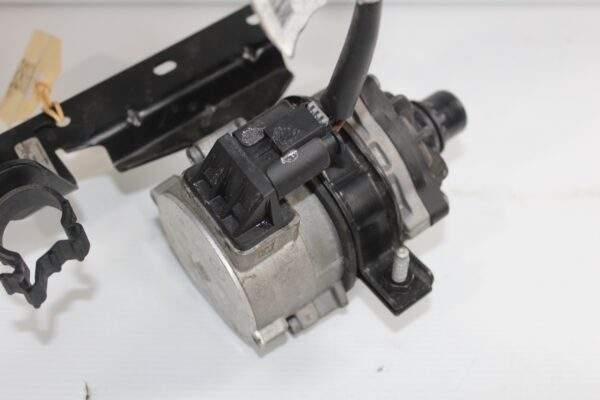 Mercedes Benz W176 W117 A45 CLA45 AMG Auxiliary Coolant Water Pump A0005001986