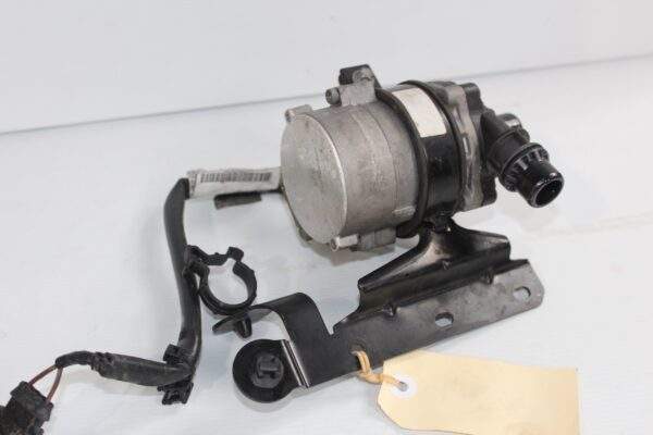Mercedes Benz W176 W117 A45 CLA45 AMG Auxiliary Coolant Water Pump A0005001986