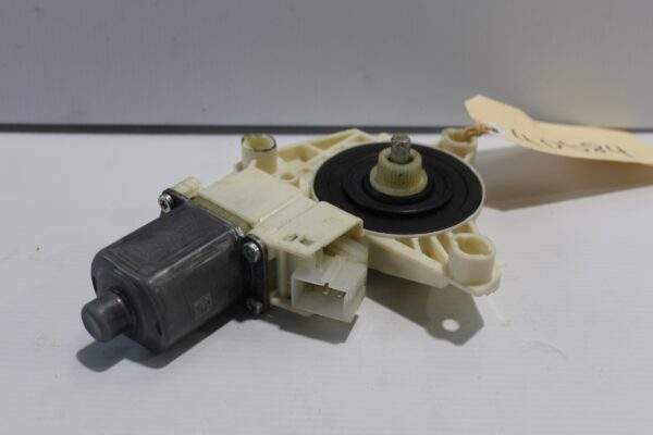 Mercedes Benz W204 C Class Front Right Window Regulator Motor A2048200242