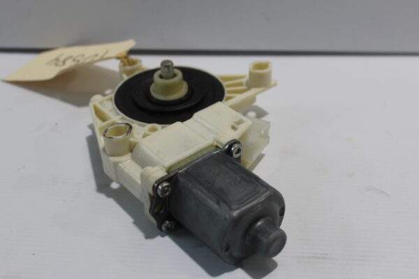 Mercedes Benz W204 C Class Front Right Window Regulator Motor A2048200242