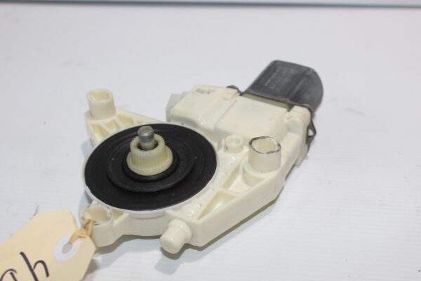 Mercedes Benz W204 C Class Front Right Window Regulator Motor A2048200242