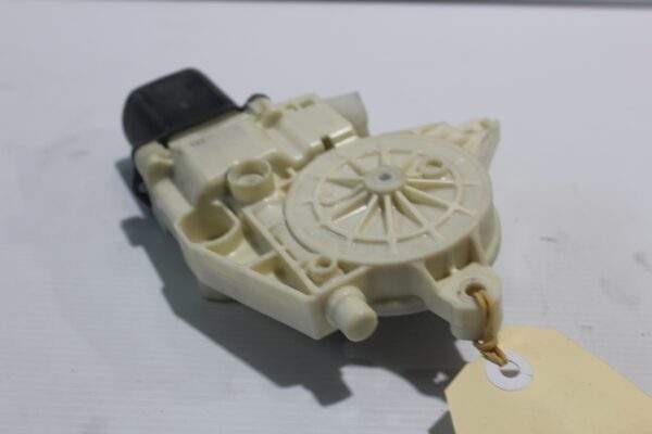 Mercedes Benz W204 C Class Front Right Window Regulator Motor A2048200242