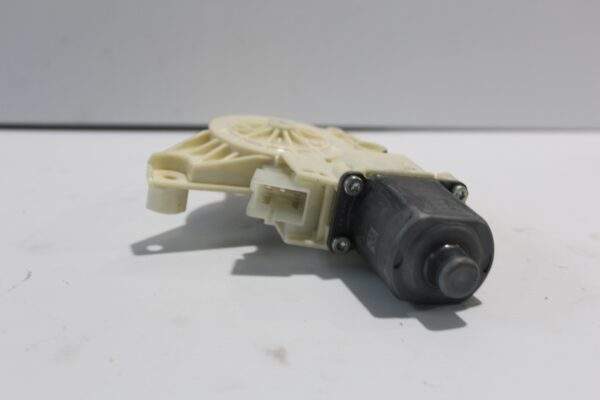 Mercedes Benz W204 C Class Front Right Window Regulator Motor A2048200242