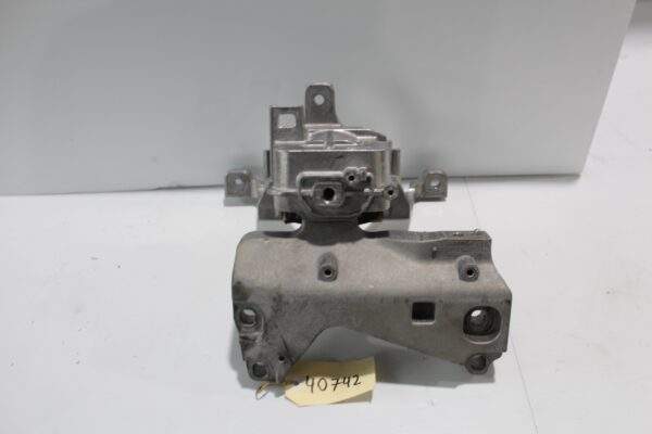 Mercedes Benz W177 A250 A35 Engine Support Mount A2472401600, A2472405700