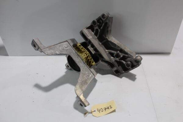 Mercedes Benz W177 A250 A35 Engine Support Mount A2472401600, A2472405700