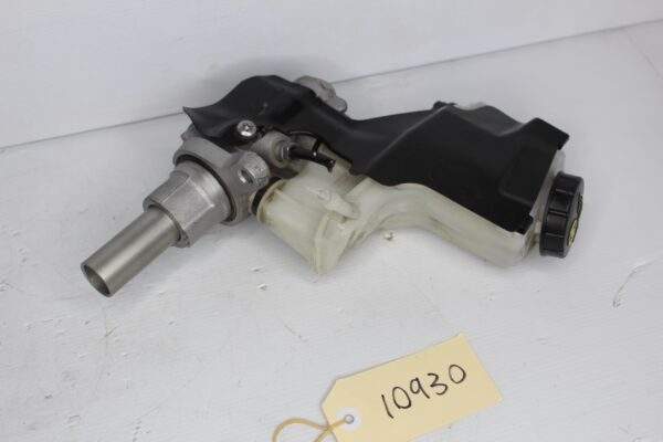 Audi 8 A3 S3 RS3 / Volkswagen Mk7 Golf Brake Master Cylinder 5Q2 611 301 H