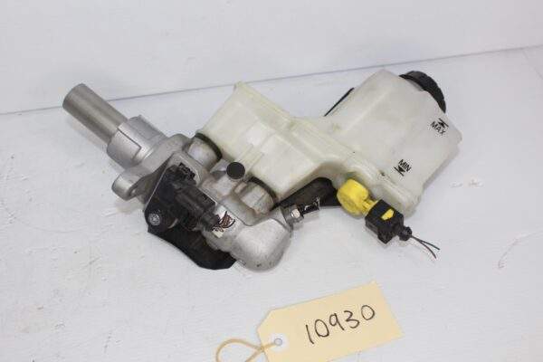 Audi 8 A3 S3 RS3 / Volkswagen Mk7 Golf Brake Master Cylinder 5Q2 611 301 H
