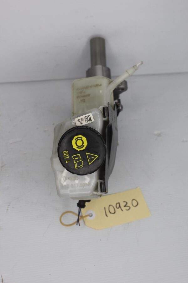 Audi 8 A3 S3 RS3 / Volkswagen Mk7 Golf Brake Master Cylinder 5Q2 611 301 H