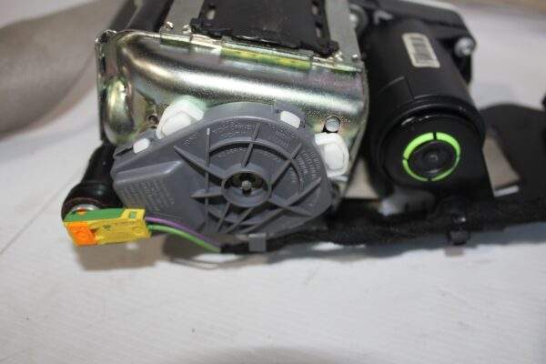Mercedes Benz W212 E63 AMG Front Right Seat Belt Pretensioner A2128600886