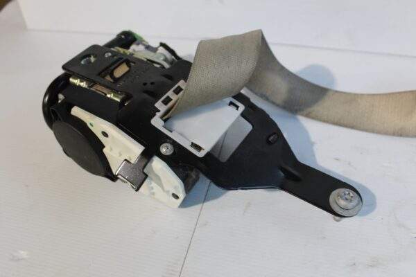 Mercedes Benz W212 E63 AMG Front Right Seat Belt Pretensioner A2128600886
