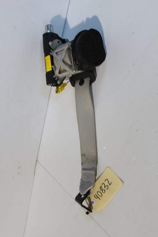 Mercedes Benz W212 E63 AMG Rear Left Seatbelt Pretensioner A2128609785