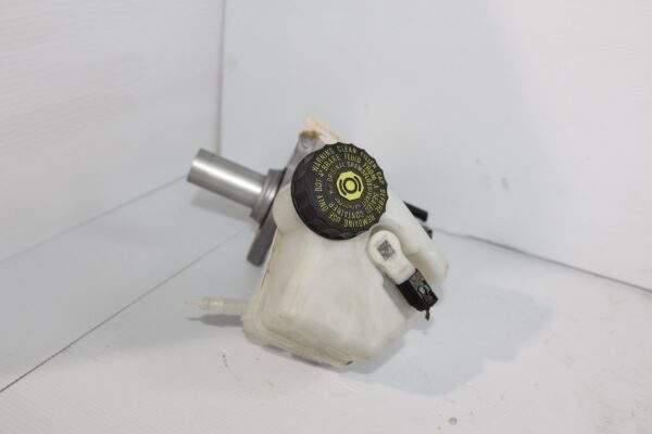 Mercedes Benz W212 E63 AMG Brake Master Cylinder A2124300202, A2124300701