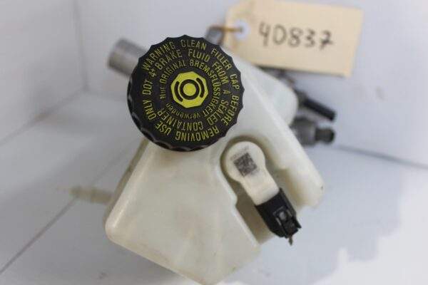 Mercedes Benz W212 E63 AMG Brake Master Cylinder A2124300202, A2124300701