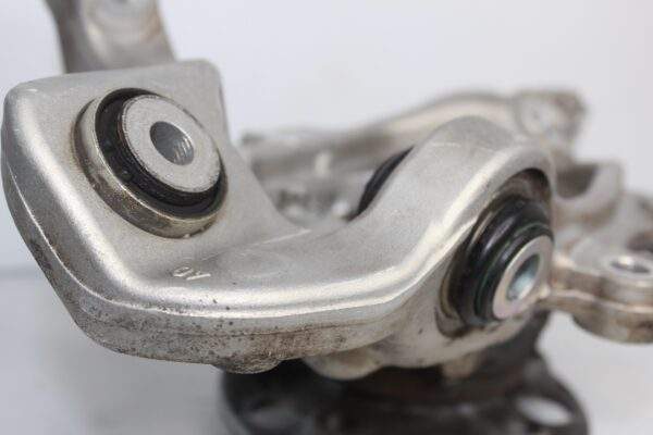 Mercedes Benz W205 C43 Rear Right Knuckle Carrier Hub A2053508808
