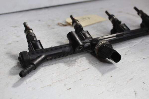 Volkswagen Golf MK7 R CJX Fuel Injectors with Rail 06K133681C, 06L906031A