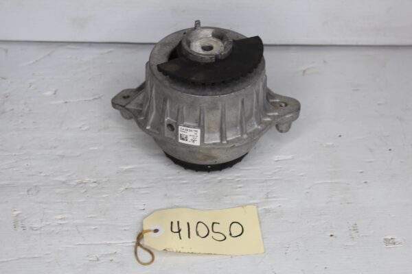 Mercedes Benz W205 C300 Right Drivers Side Engine Mount A2052407700