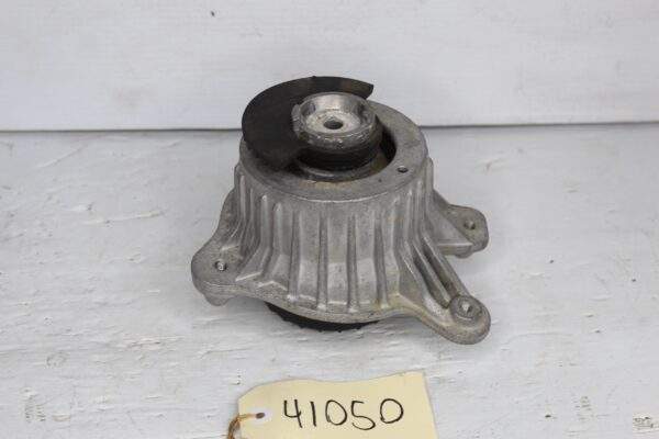 Mercedes Benz W205 C300 Right Drivers Side Engine Mount A2052407700
