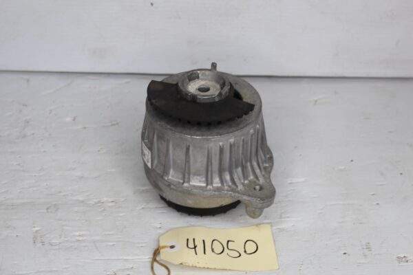 Mercedes Benz W205 C300 Right Drivers Side Engine Mount A2052407700