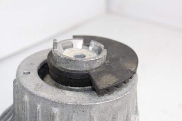 Mercedes Benz W205 C300 Right Drivers Side Engine Mount A2052407700
