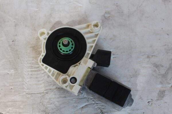 Mercedes Benz W117 CLA Window Regulator Motor A2078200642