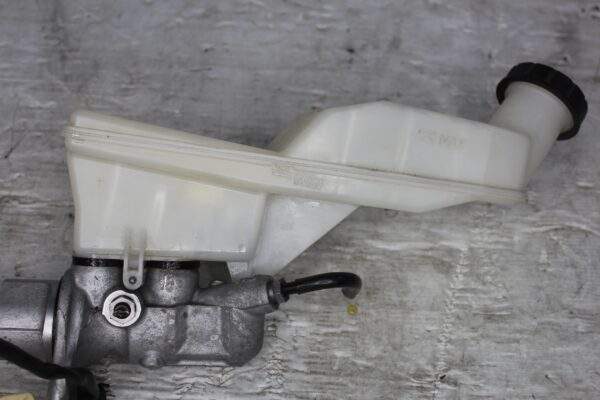 Mercedes Benz A45 CLA45 Brake Master Cylinder A2464300302, A2464300101