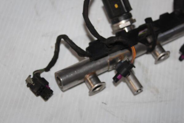 Volkswagen Golf Mk7 GTI R Fuel Rail With injector Harness 06K133317G, 06L971627E