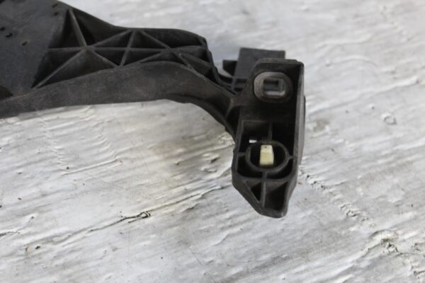 Porsche 95B Macan Front Left Bumper Guide Slide 95B807889A, 95B807889C