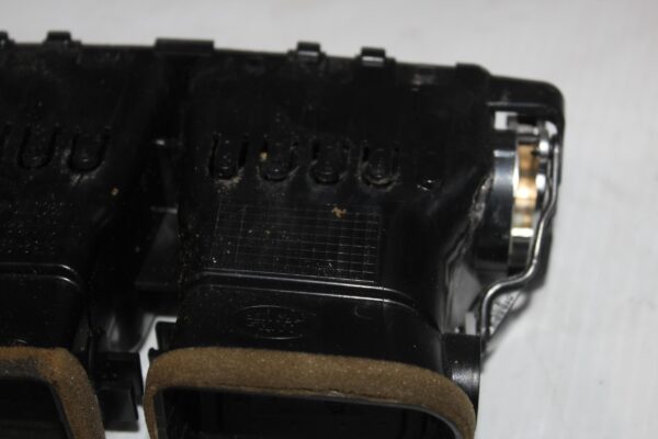 Range Rover L494 Sport Rear Centre Console Air Vent Assembly LR039640, LR087337