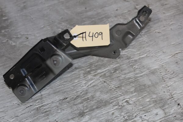 Audi FY Q5 Front Right Fender Mount Support Brace 80A821136A, 80A821132A