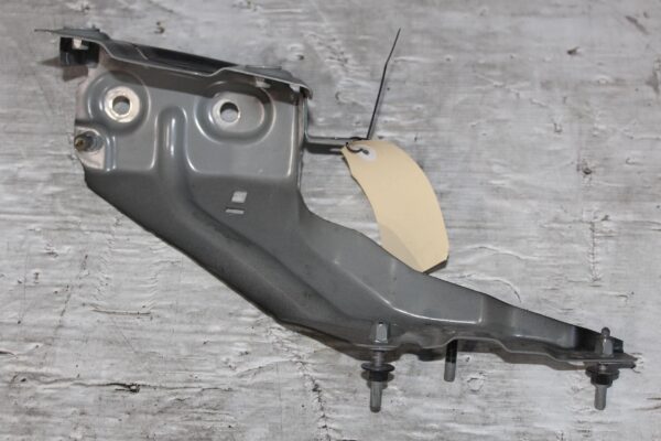 Audi FY Q5 Front Right Fender Mount Support Brace 80A821136A, 80A821132A