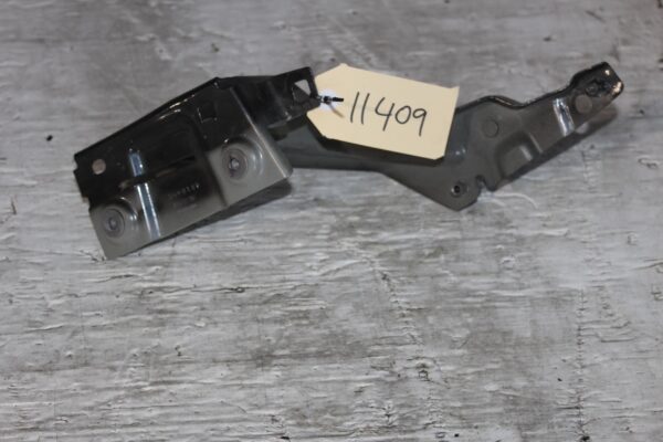 Audi FY Q5 Front Right Fender Mount Support Brace 80A821136A, 80A821132A